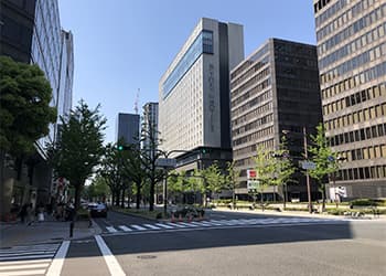 《本町の内科》安部医院の外観(本町駅側から御堂筋を見た外観)